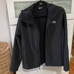 Men’s North Face Windwall jacket with hood.